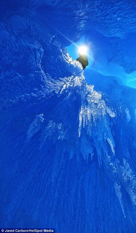 探险家潜入深蓝冰川垂降1600米 景色变化万千