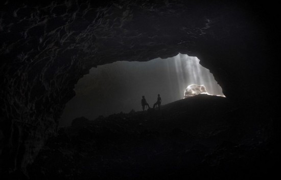 摄影师深入印尼洞穴拍绝美景象