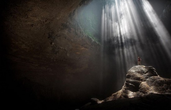 摄影师深入印尼洞穴拍绝美景象