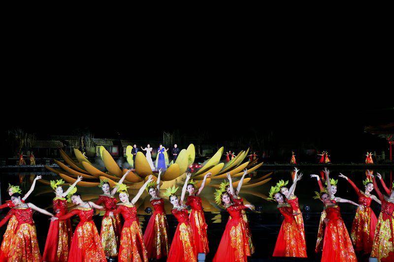 中国开封菊花节  “宋代”美女轻歌曼舞