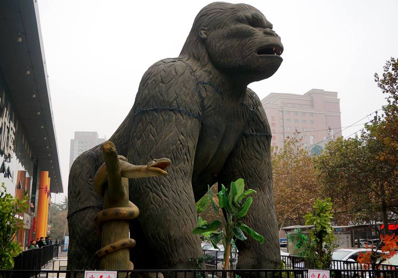 巨型“大猩猩黑金刚”闹市站岗写字楼