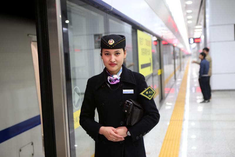 郑州至机场城际铁路开通 “动姐”靓丽登场