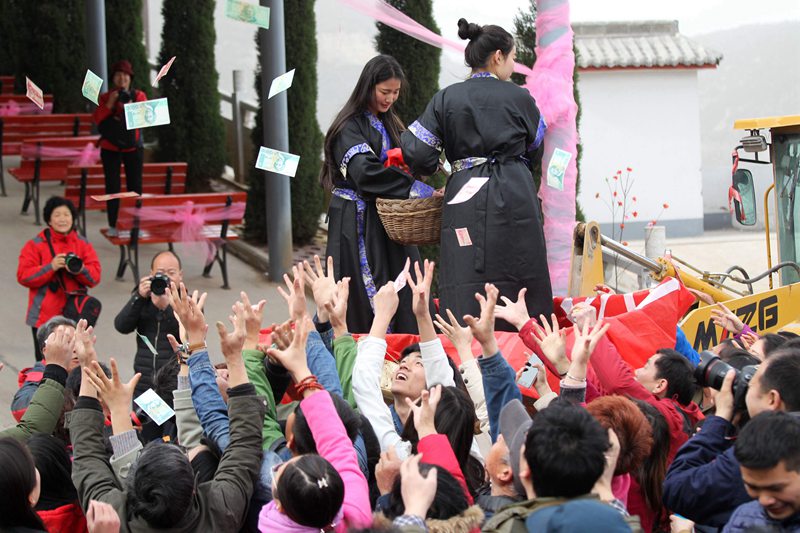 景区举办“女生节”推土机上发百万洋红包