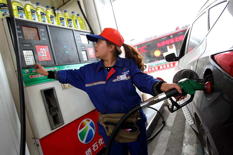 油价迎今年首涨  记者打探发现这家油站每升便宜2毛钱(组图)