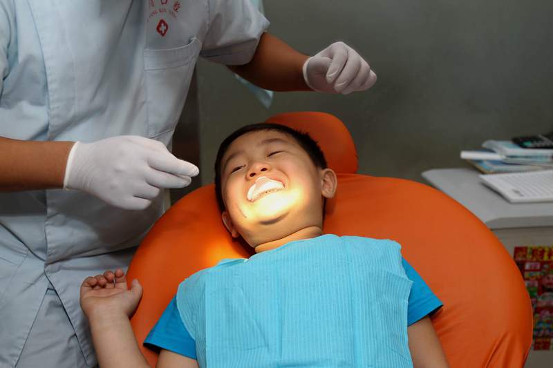 暑假来临:孩子们集中治牙打造“铁嘴钢牙”