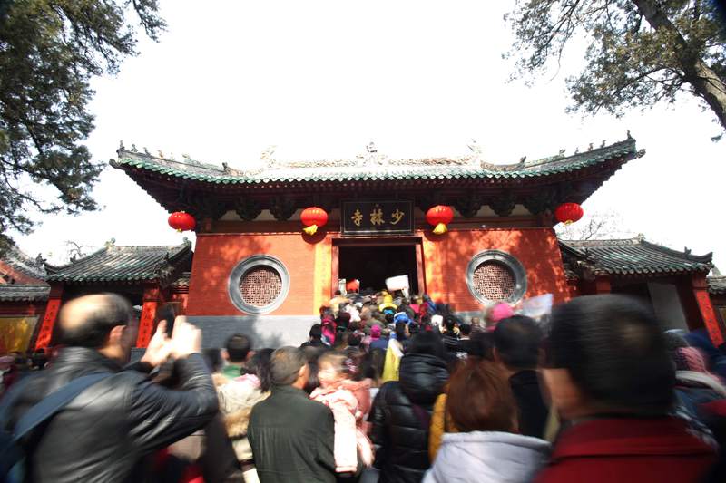 数万游客涌入少林寺祈福 石刻神兽被摸油光铮亮(图)