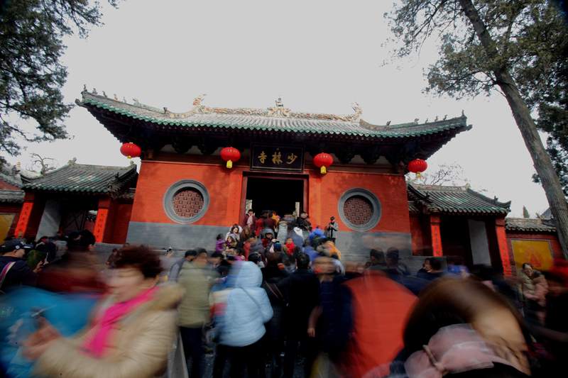 数万游客涌入少林寺祈福 石刻神兽被摸油光铮亮
