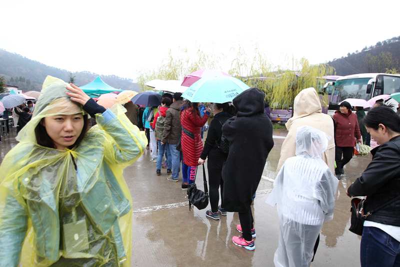 农村人包饺子免费送  吸引千名城里人冒雨排队等吃（图）