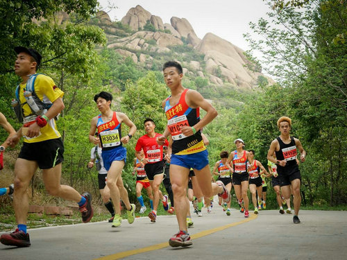 2017中国山地马拉松系列赛首站在嵖岈山成功举办
