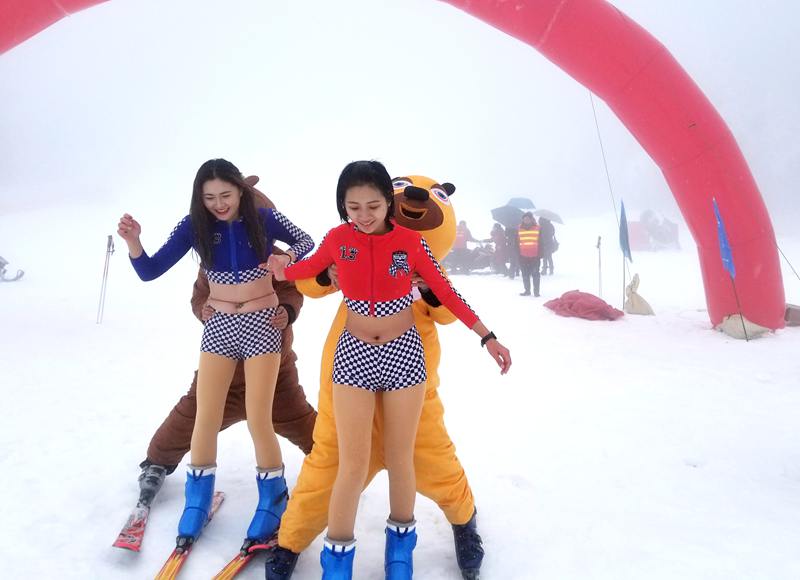 庐山滑雪场开园“冻人“美女被“熊”抱