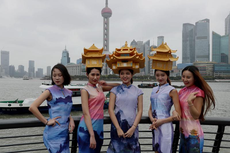 美女头顶名山“古建筑”上海PK中国最高摩天大楼比颜值