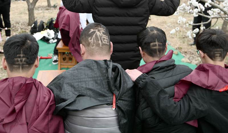 龙抬头： 4青年剃”龙“头将幸福中国置顶