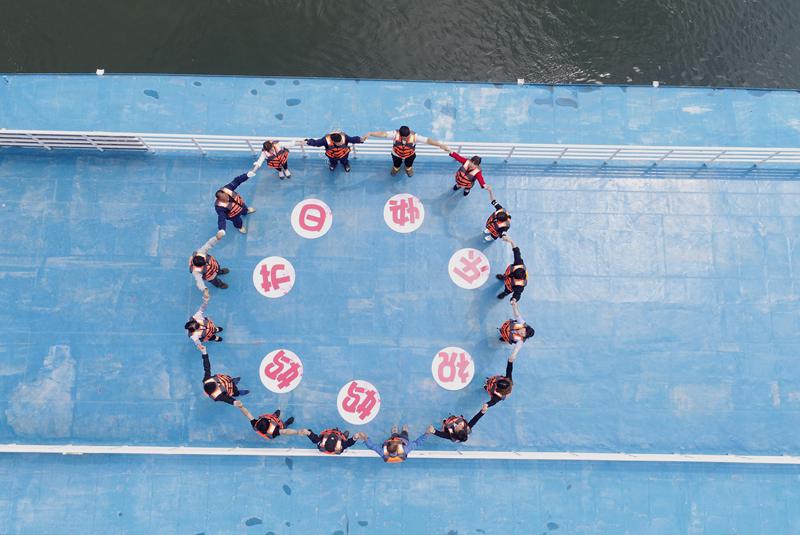 打工者黄河三峡拍创意照为留守妈妈表“爱心”