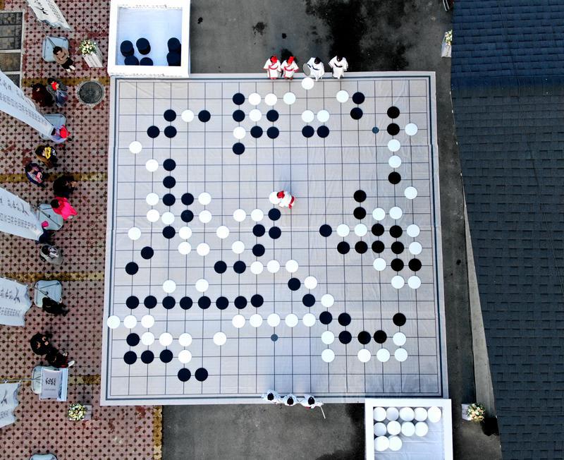 河南洛阳：小棋手百平米巨型棋盘上下大棋