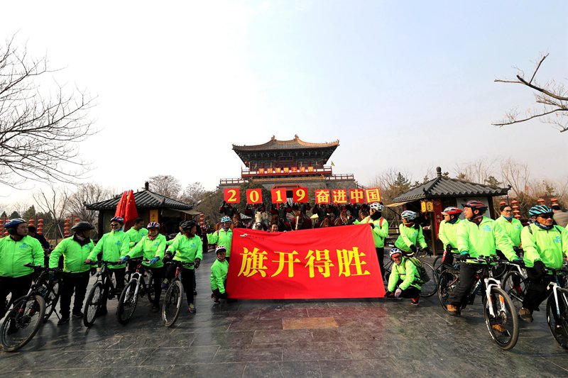 河南清明上河园：民众骑行巡游迎新年愿“骑”开得胜