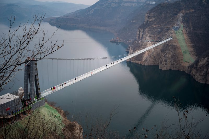 中原首条横跨黄河玻璃吊桥建成 壮汉挥大锤测安全