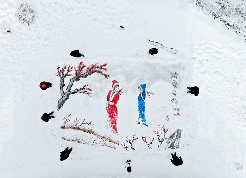 河南伏牛山滑雪场： 爱好者直接雪地绘出《踏雪寻梅》